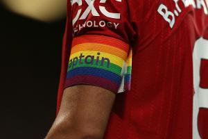 Wegen Mazraoui? ManUnited verzichtet auf Regenbogenjacken
