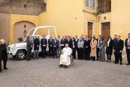 11/2024 Mercedes G 580 EQ Papamobil Papst Franziskus