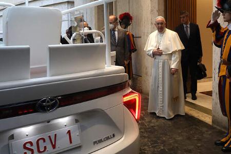 Toyota Mirai Papamobil