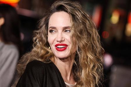 Angelina Jolie kommt barfuß zu Jimmy Fallon