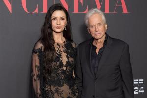 Mit Ehemann Michael Douglas: Catherine Zeta-Jones strahlt bei Event