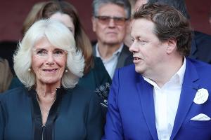 Tom Parker Bowles: "Zwei Höllenjahre" für Mutter Camilla und Charles