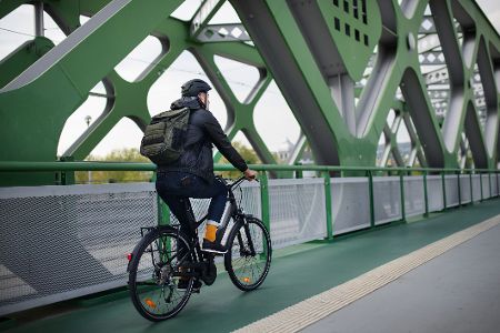 Fahrradfahrer auf Brücke