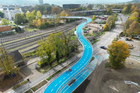 Die Radbrücke West in Tübingen, aufgenommen mit einer Drohne.