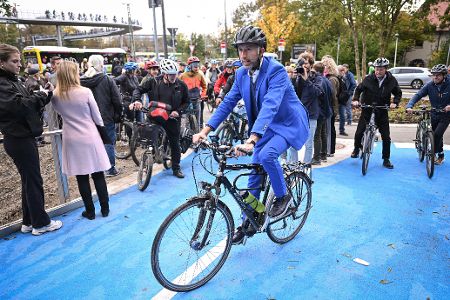 Boris Palmer bei der Brückeneröffnung auf dem Fahrrad