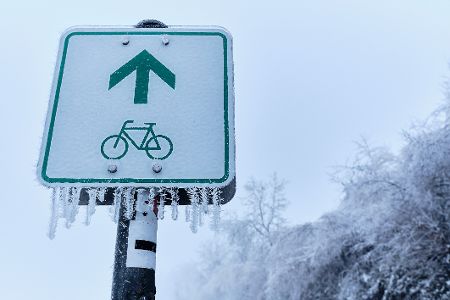 zugefrorenes Fahrrad-Hinweisschild