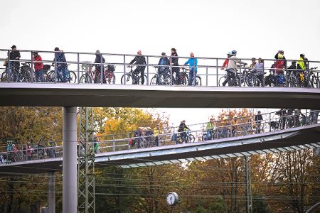 Eroeffnung der 365 Metern lange Radbruecke West nach zweieinhalb Jahren Bauzeit, die ersten Radfahrer auf der Bruecke