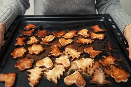 verbrannte Plätzchen auf dem Backblech