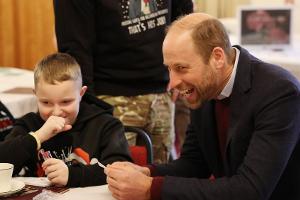 Prinz William verteilt Geschenke an Kinder von Soldaten