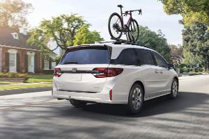 Weißer Honda Odyssey des Modelljahrs 2025.