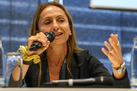 DAZN-Chefin Mascia plädiert für Mikrofone an Spielerbänken