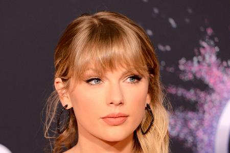 Doch auch für Bedürftige hat TayTay immer ein offenes Portemonnaie. So hat sie in jeder Stadt, in der sie ihre 149 Konzerte der 'Eras'-Tour gab, für Tafeln vor Ort gespendet. Im walisischen Cardiff fr ...