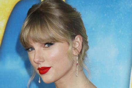 In der 'Washington Post' hatte Taylor Swift einen Artikel über amerikanische Familien gelesen, die durch Covid-19 in Not geraten waren. Nikki Cornwell aus Nashville, Tennessee war eine davon. Die alle ...