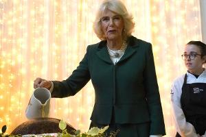 Britische Weihnachtstradition: Camilla flambiert Christmas Pudding