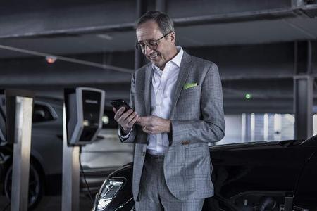 AMS Advertorial_Amperfied Wallbox connect.business_Fahrzeuge_Mann_Frau_Unternehmen_Parkplatz_3zu2_150dpi