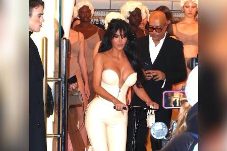 Kim Kardashian rollt an: Glamour-Auftritt mit gebrochenem Fuß