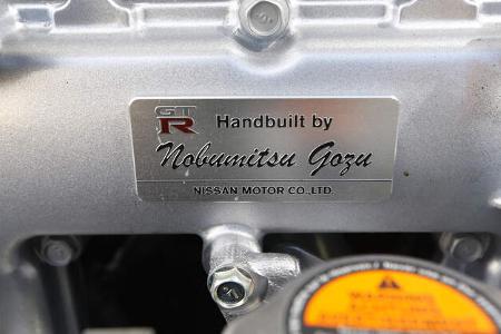 Nissan GT-R, Firmenschild