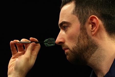 Darts-WM: Titelverteidiger Humphries locker weiter