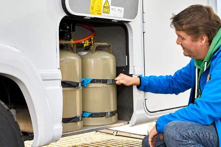 Christain sichert die Gasflaschen