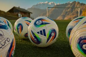 Frauen-EM: adidas präsentiert Spielball "Konektis"
