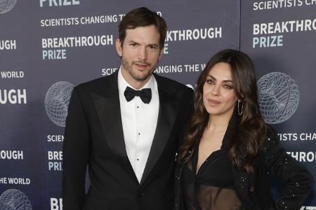 Auch internationale Stars sehen das Schenken zu Weihnachten besonnen. Ashton Kutcher und Mila Kunis sind der Meinung, dass ihre Kids schon genug Materielles von ihren Großeltern bekommen. Daher machen ...