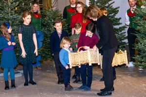 Königin Silvia schmückt mit ihren Enkeln den Palast