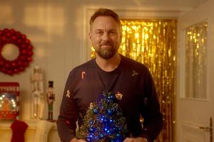 Steven Gätjen outet sich als Fan von Ugly Christmas Sweatern