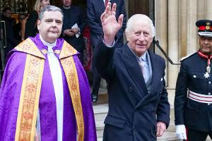 König Charles besucht Adventsgottesdienst in London