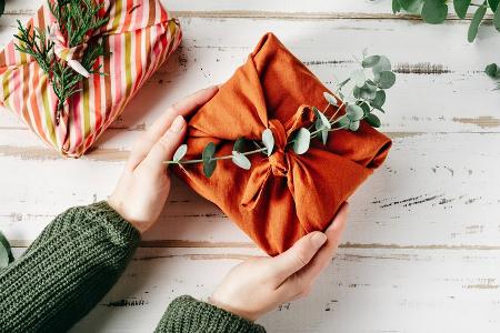 Nicht nur Papier und Schleife: Tipps für kreative Geschenkverpackungen
