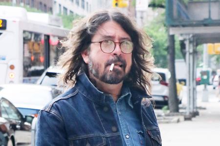Dave Grohl gelang jahrzehntelang als einem der wenigen Musiker ein Spagat zwischen Saubermann und wildem Rockstar. Doch 2024 schlug das Pendel dann doch in Richtung Letzterem aus: Der Foo-Fighters-Fro ...