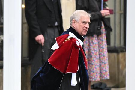 Während Kate und Charles wieder arbeiten, macht das schwarze Schaf der Familie zum Jahresende Schlagzeilen, die König Charles wenig erfreuen werden: Dem aufs Abstellgleis abgeschobenen Prinz Andrew wi ...
