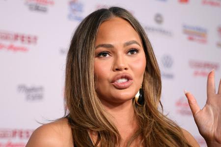 Chrissy Teigen gibt sich in der Küche so richtig Mühe und zaubert Beef Wellington – wenn sie nicht wieder die Ofentür zertrümmert, so geschehen vor zwei Jahren.
