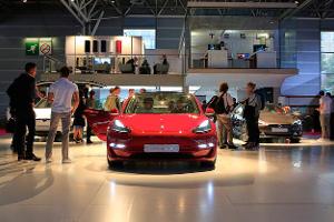 Tesla: Messestand Pariser Autosalon 2018