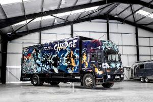 09/2019, Volvo FL 6 von 1988 mit Banksy-Graffito