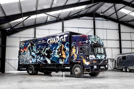 09/2019, Volvo FL 6 von 1988 mit Banksy-Graffito