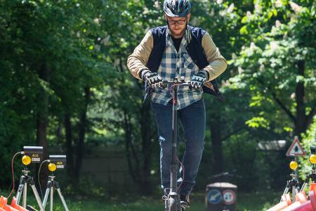 E-Scooter Elektro Tretroller Test Vergleich BMW X2 City Metz Moover Xiaomi M365 Moovi Ninebot ES2