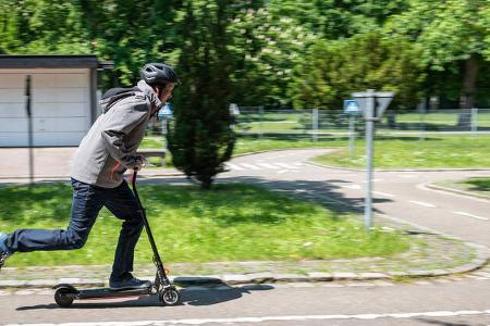 E-Scooter Elektro Tretroller Test Vergleich BMW X2 City Metz Moover Xiaomi M365 Moovi Ninebot ES2