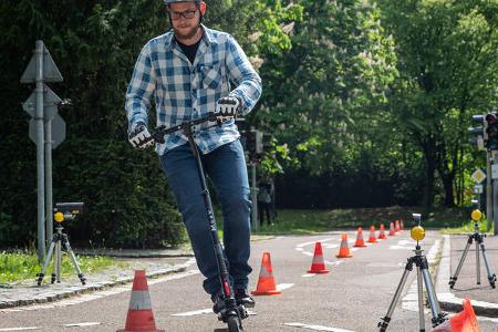 E-Scooter Elektro Tretroller Test Vergleich BMW X2 City Metz Moover Xiaomi M365 Moovi Ninebot ES2