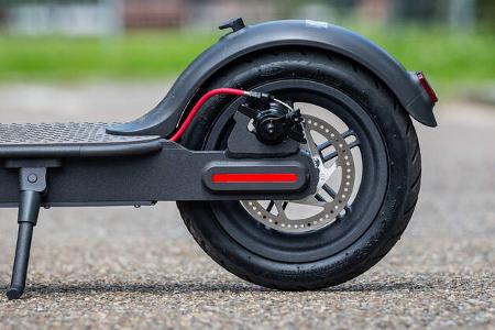 E-Scooter Elektro Tretroller Test Vergleich BMW X2 City Metz Moover Xiaomi M365 Moovi Ninebot ES2