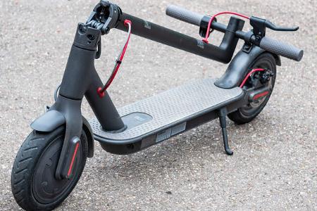 E-Scooter Elektro Tretroller Test Vergleich BMW X2 City Metz Moover Xiaomi M365 Moovi Ninebot ES2