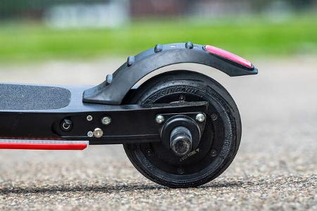 E-Scooter Elektro Tretroller Test Vergleich BMW X2 City Metz Moover Xiaomi M365 Moovi Ninebot ES2