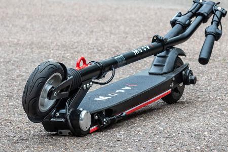 E-Scooter Elektro Tretroller Test Vergleich BMW X2 City Metz Moover Xiaomi M365 Moovi Ninebot ES2