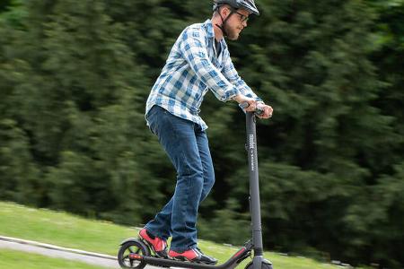 E-Scooter Elektro Tretroller Test Vergleich BMW X2 City Metz Moover Xiaomi M365 Moovi Ninebot ES2