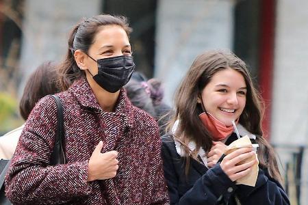 Katie Holmes wurde 46 Jahre: Tochter Suri Cruise gratuliert mit Rosen