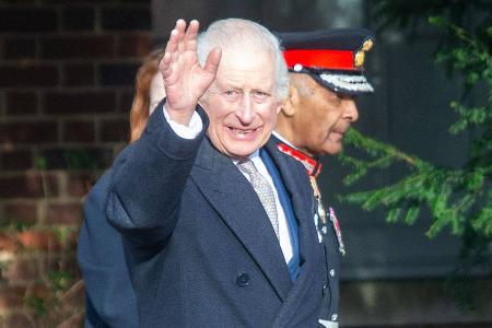 König Charles III. scherzt bei Auftritt in London: 