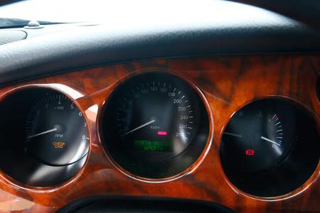 Jaguar XK8, Rundinstrumente