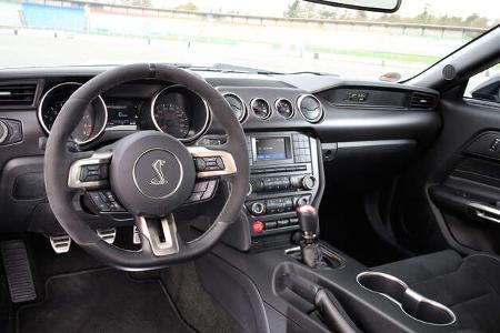 Shelby GT350 Mustang, Cockpit