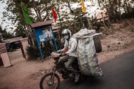 Rollerfahrer mit Gepäck