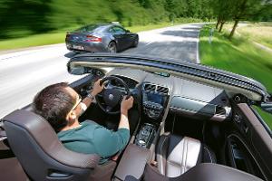 Aston Martin V8 Vantage, Jaguar XKR, Ausfahrt