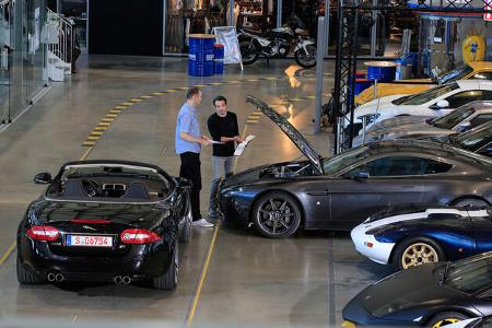 Aston Martin V8 Vantage, Jaguar XKR, Verkaufsraum